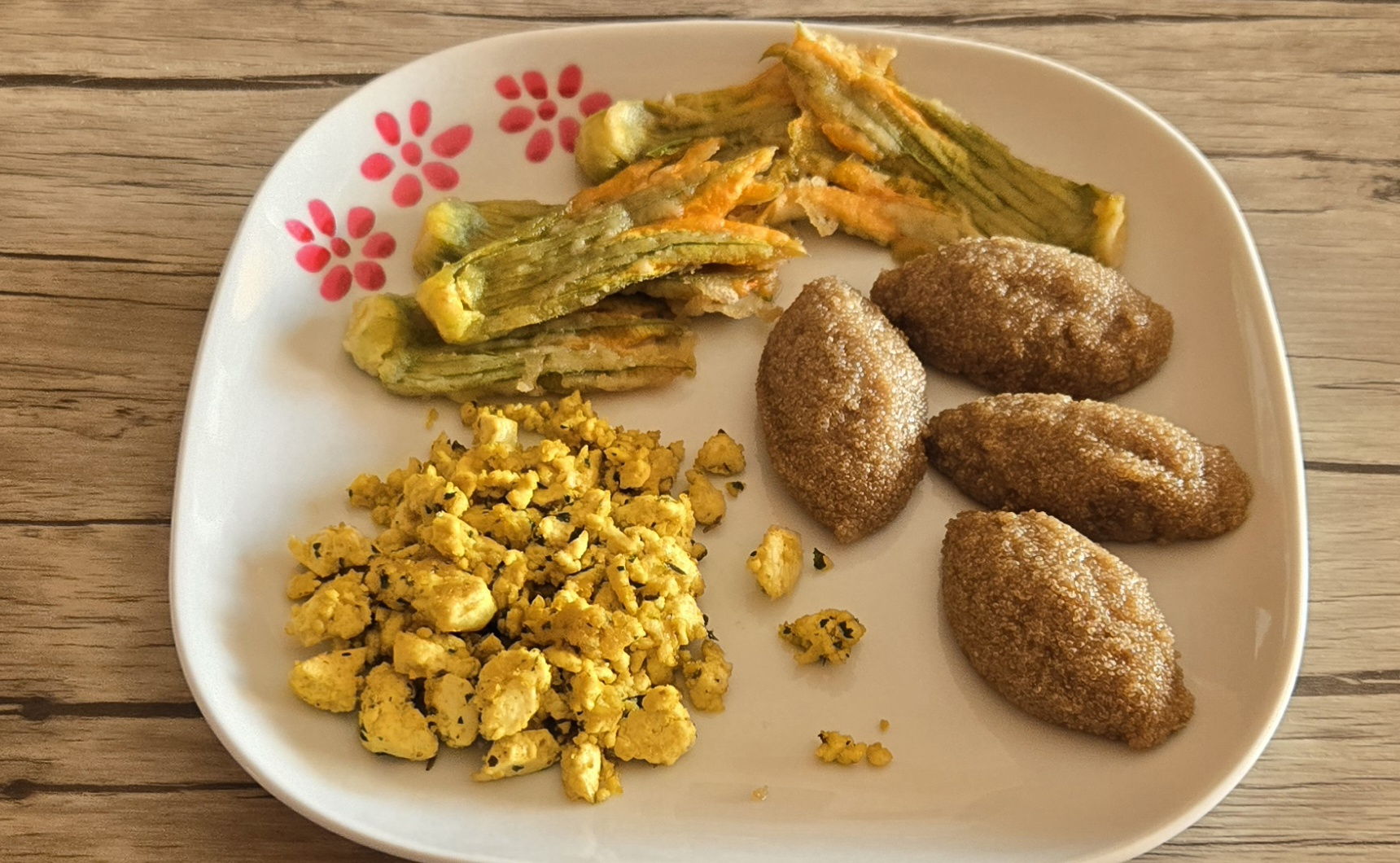 Tofu strapazzato con quenelle di amaranto e fiori di zucca in tempura 